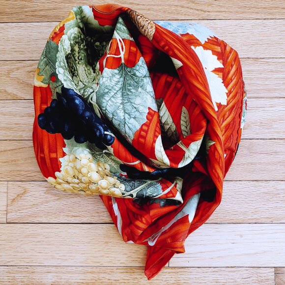 Gucci vintage grapes floral wine silk scarf EUC 34" - Picture 4 of 7